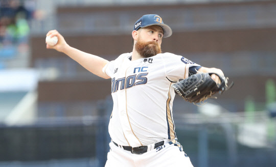 29일 오후 창원 마산야구장에서 열린 프로야구 NC-삼성전. NC 선발투수 해커가 역투하고 있다. 사진=연합뉴스